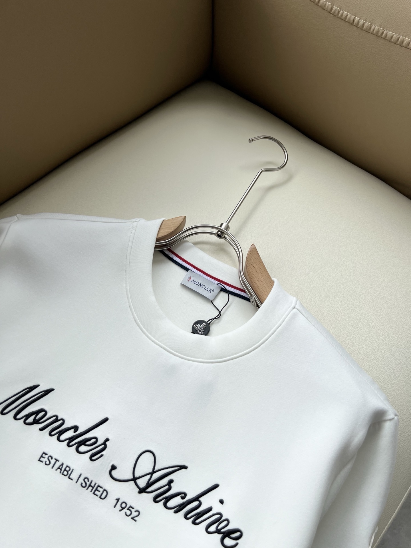Moncler蒙口2026秋冬新款贸易订单短袖打底衫，全品相！！网红款！胸前logo图案刺绣设计！上身舒适透气，不僵硬，