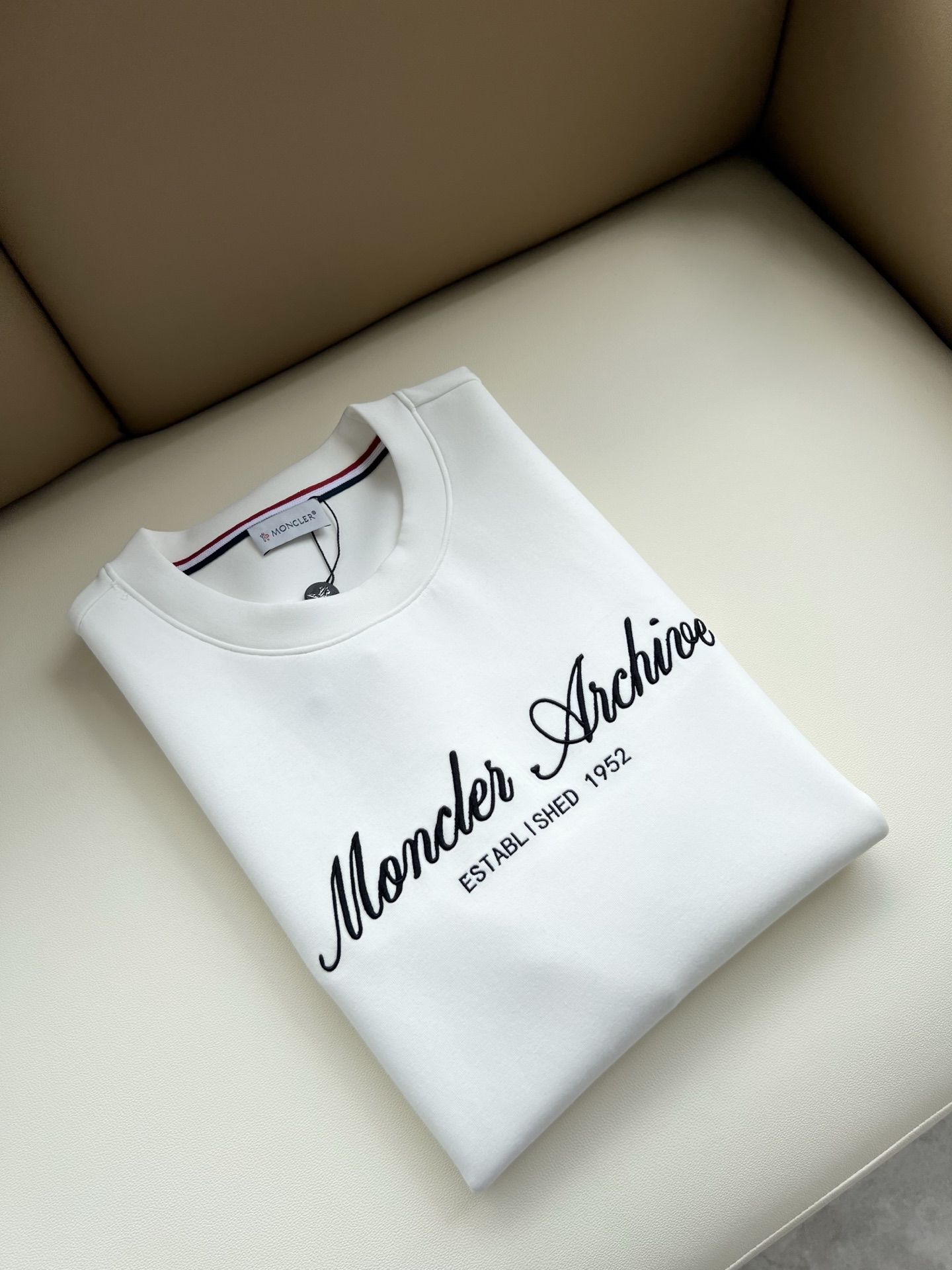 Moncler蒙口2026秋冬新款贸易订单短袖打底衫，全品相！！网红款！胸前logo图案刺绣设计！上身舒适透气，不僵硬，