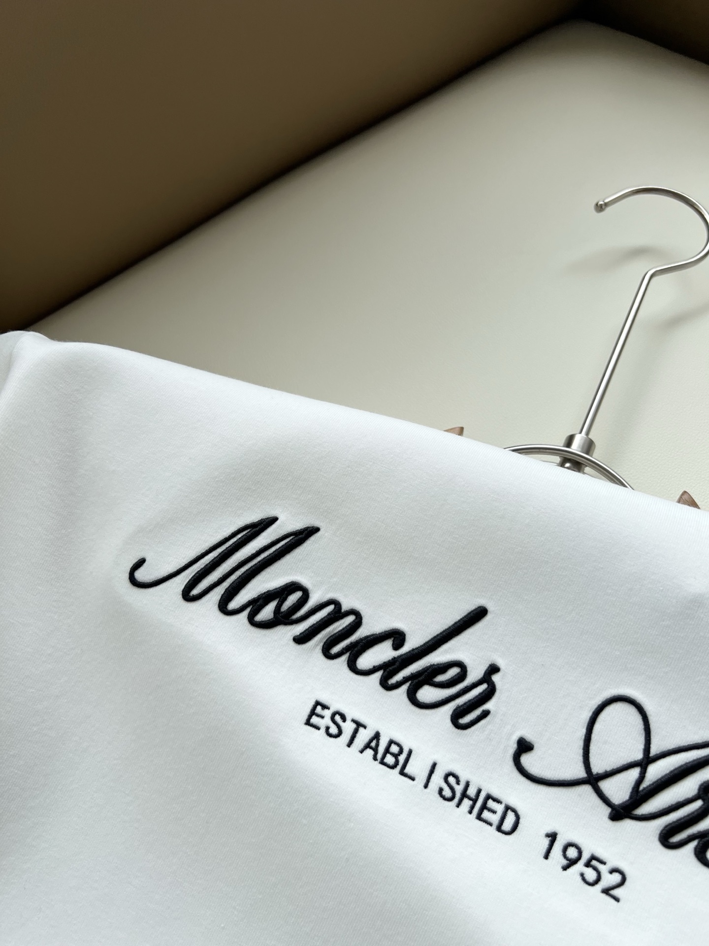 Moncler蒙口2026秋冬新款贸易订单短袖打底衫，全品相！！网红款！胸前logo图案刺绣设计！上身舒适透气，不僵硬，