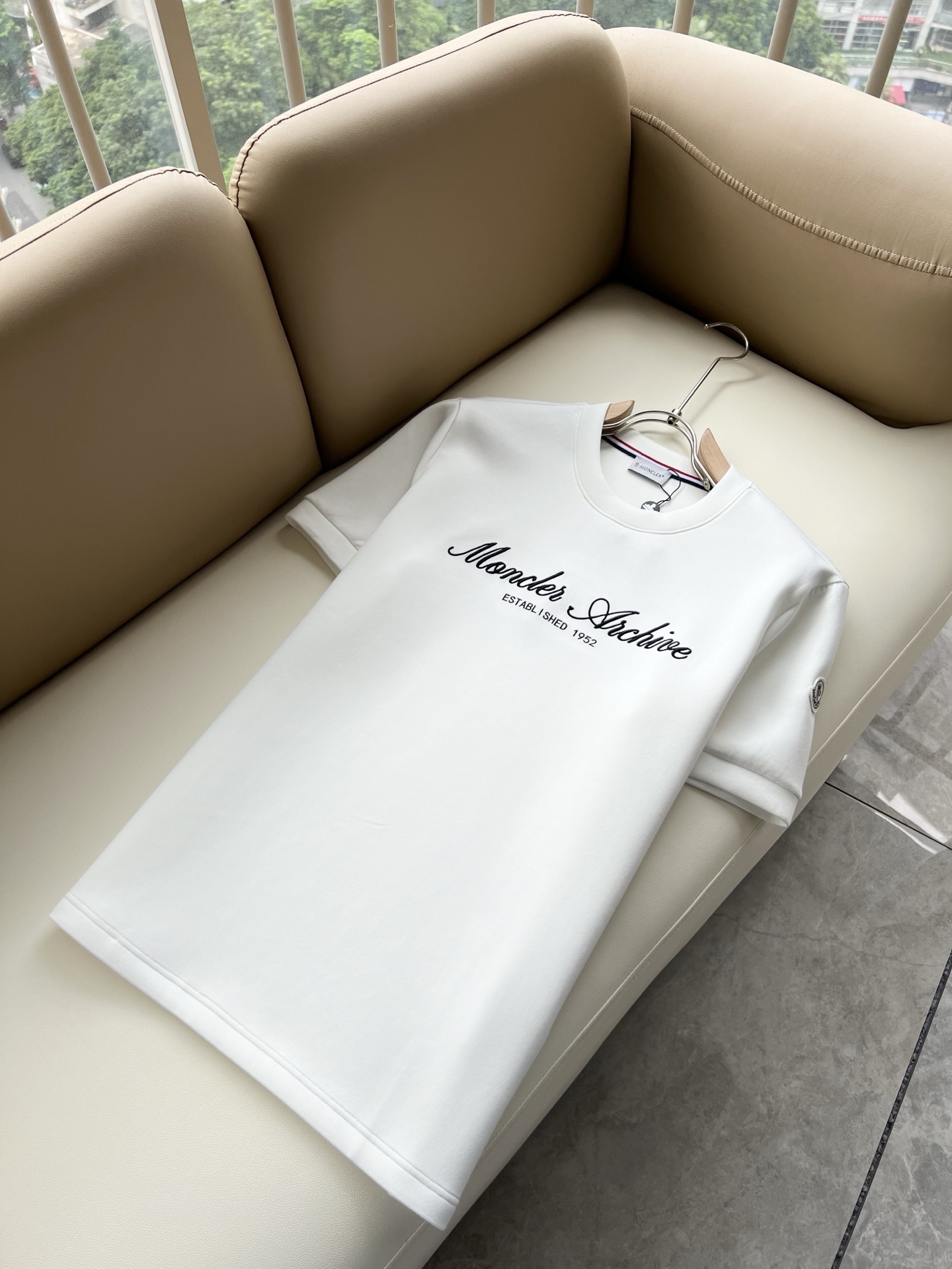 Moncler蒙口2026秋冬新款贸易订单短袖打底衫，全品相！！网红款！胸前logo图案刺绣设计！上身舒适透气，不僵硬，