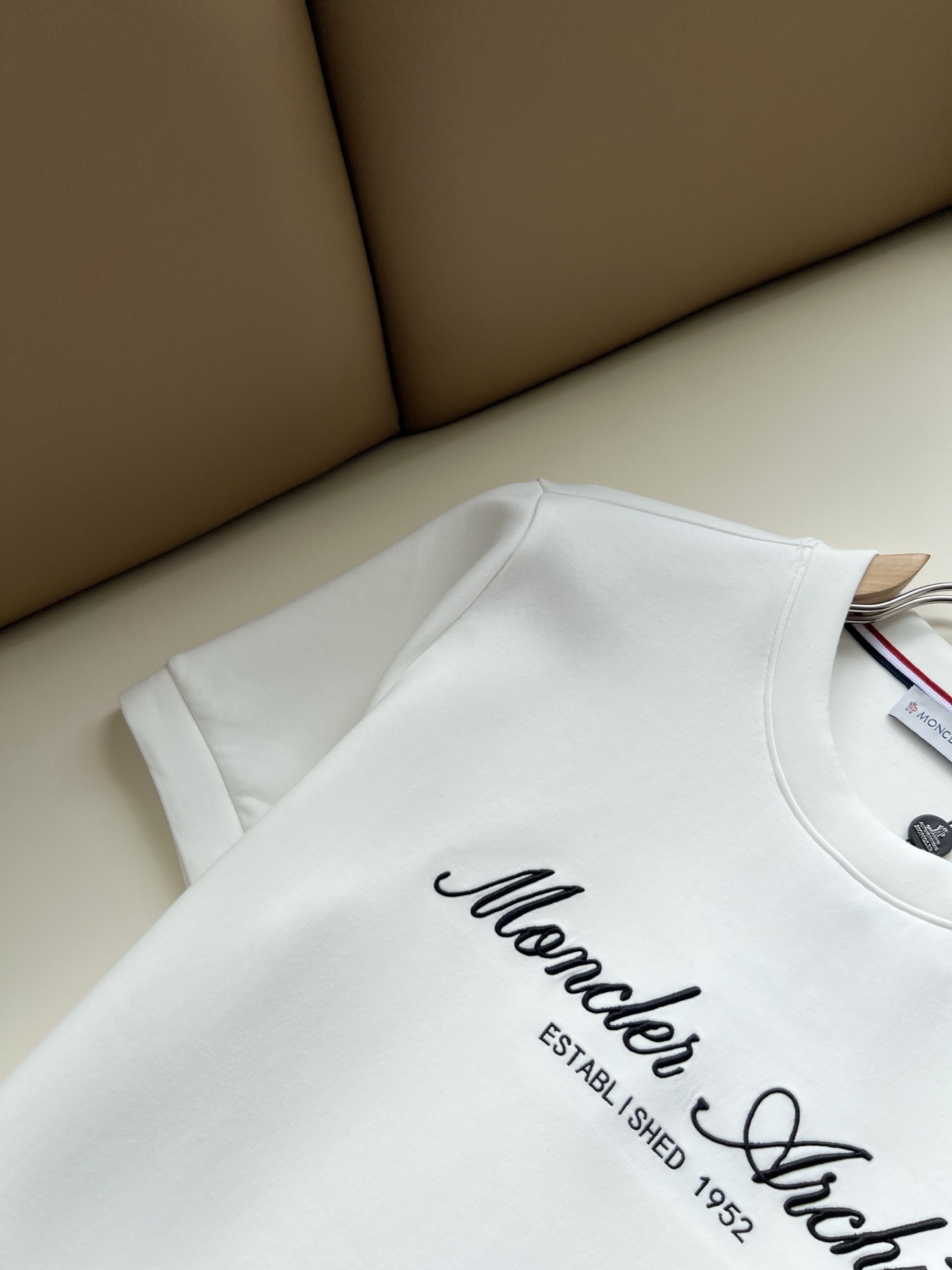 Moncler蒙口2026秋冬新款贸易订单短袖打底衫，全品相！！网红款！胸前logo图案刺绣设计！上身舒适透气，不僵硬，