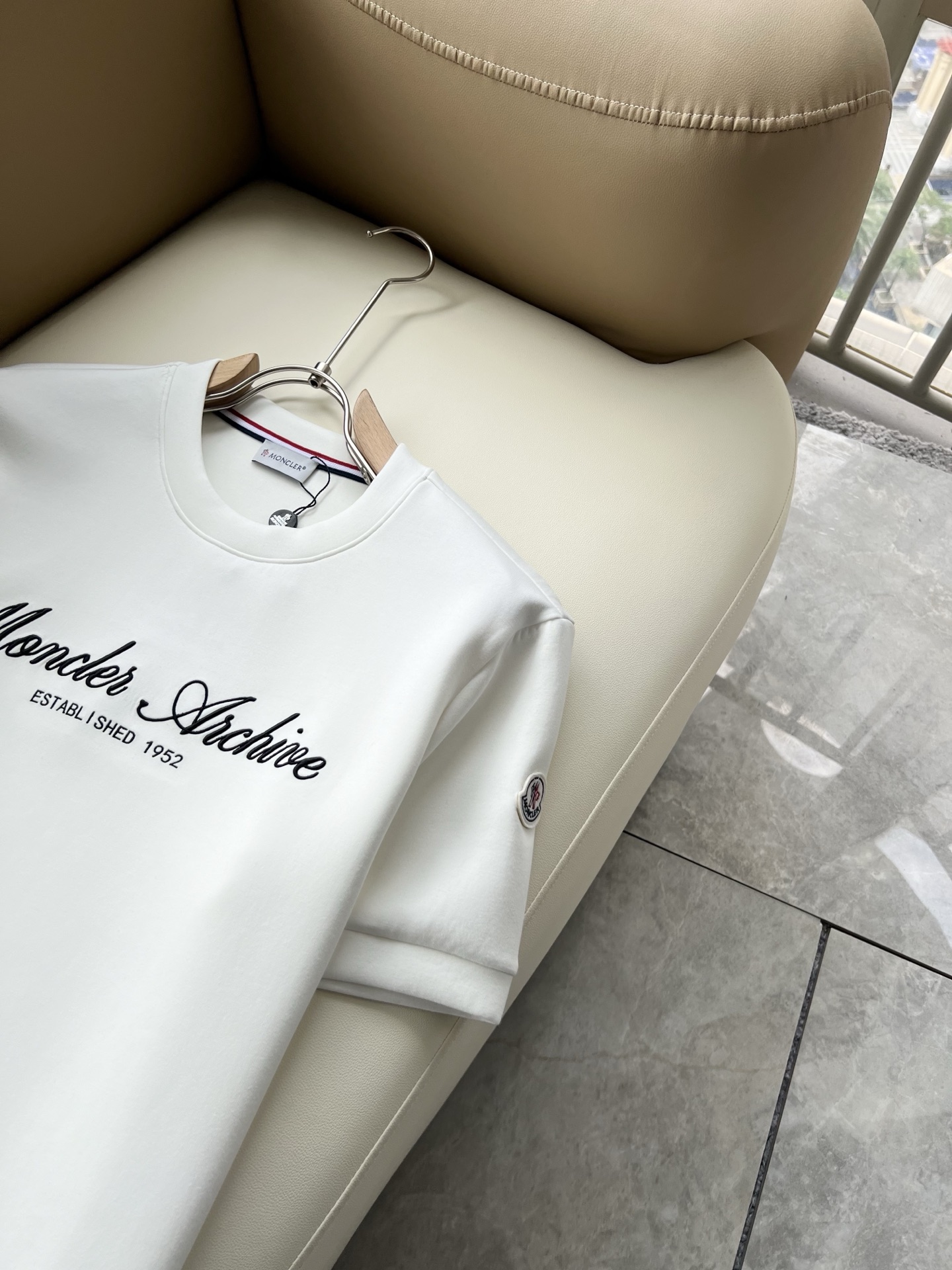 Moncler蒙口2026秋冬新款贸易订单短袖打底衫，全品相！！网红款！胸前logo图案刺绣设计！上身舒适透气，不僵硬，