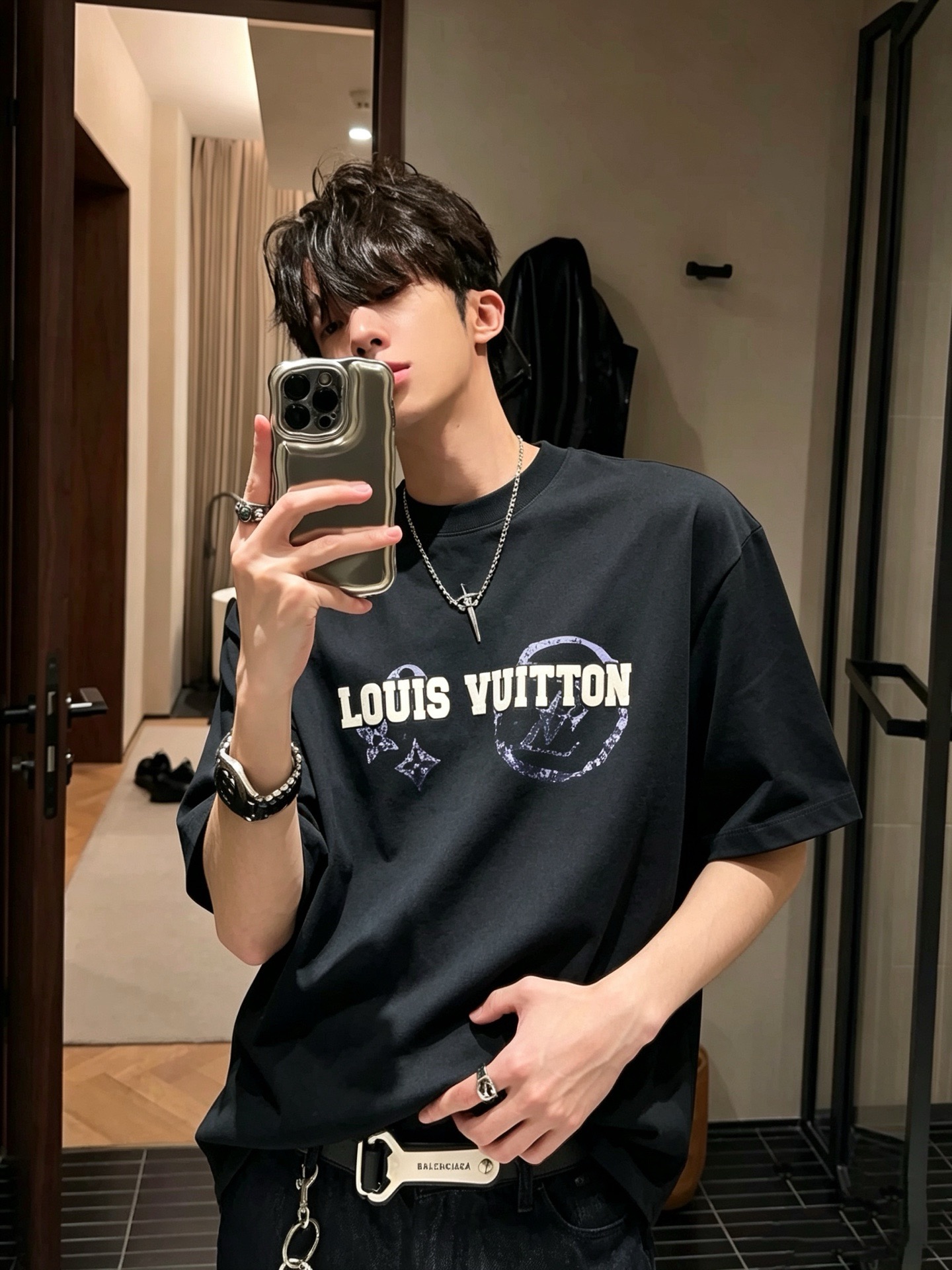 LouisVuitt*路易*登 2026春夏全新系列单品上线,非常时髦前卫的一款男女同款短袖T恤,标识logo图案压胶修 LouisVuitt*路易*登 2026春夏全新系列单品上线,非常时髦前卫的一款男女同款短袖T恤,标识logo图案压胶修