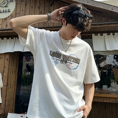 LouisVuitt*路易*登 2026春夏全新系列单品上线,非常时髦前卫的一款男女同款短袖T恤,标识logo图案压胶修 LouisVuitt*路易*登 2026春夏全新系列单品上线,非常时髦前卫的一款男女同款短袖T恤,标识logo图案压胶修