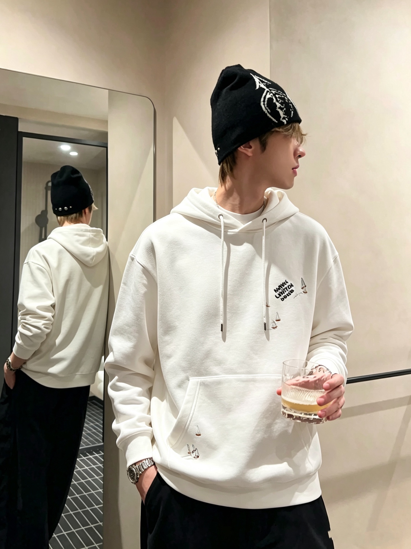 LouisVuitt*路易*登 2026秋冬全新系列单品上线,非常时髦前卫的一款男女同款👫长袖卫衣,胸前标识logo刺绣 LouisVuitt*路易*登 2026秋冬全新系列单品上线,非常时髦前卫的一款男女同款👫长袖卫衣,胸前标识logo刺绣