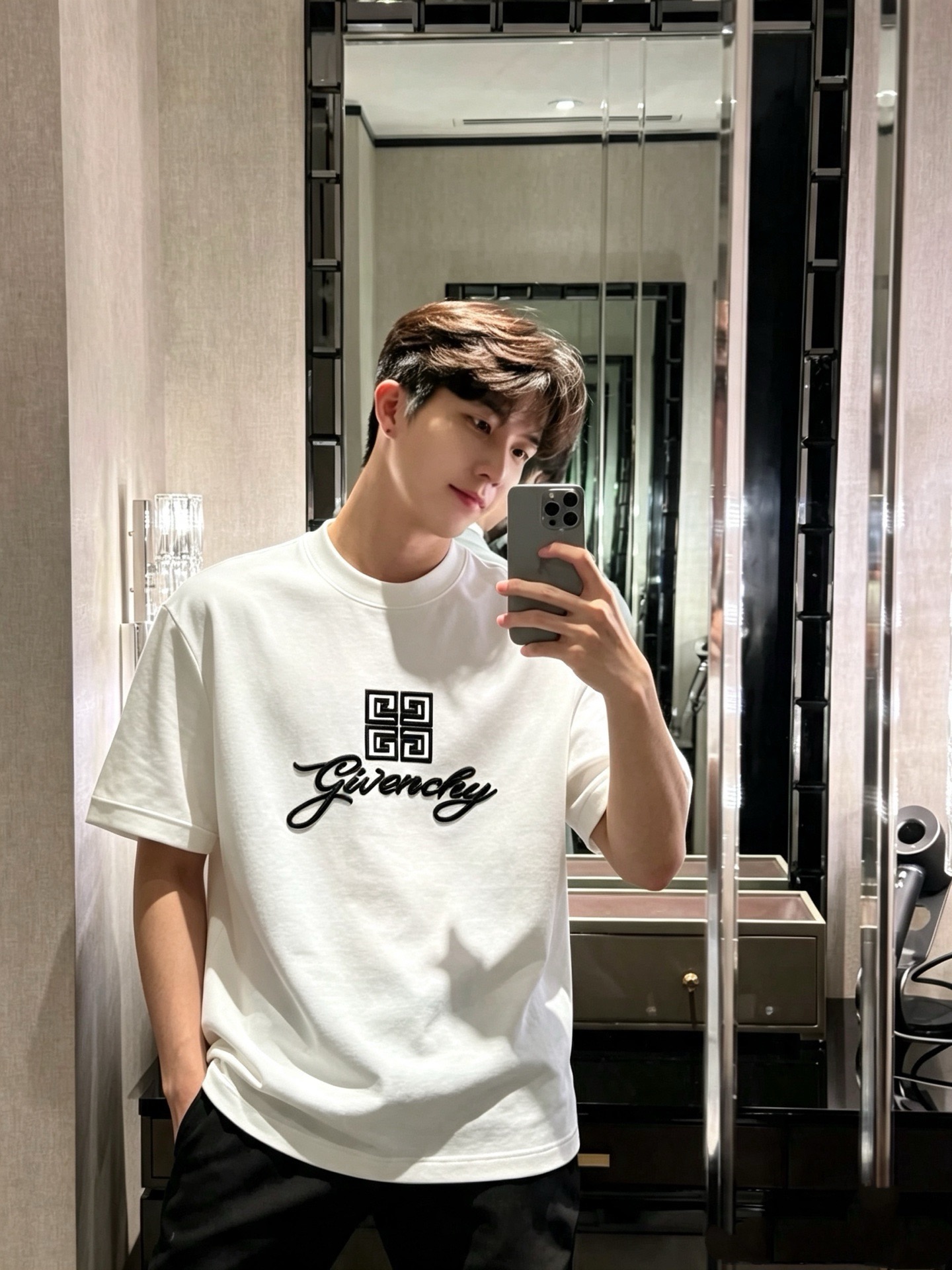 Giv*chy/纪*希2026秋冬新款男女同款👫短袖打底衫,主创时尚注入了全新时尚能量。通过探索各种题材和性感魅力,极具 Giv*chy/纪*希2026秋冬新款男女同款👫短袖打底衫,主创时尚注入了全新时尚能量。通过探索各种题材和性感魅力,极具