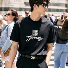 Giv*chy/纪*希2026秋冬新款男女同款👫短袖打底衫,主创时尚注入了全新时尚能量。通过探索各种题材和性感魅力,极具 Giv*chy/纪*希2026秋冬新款男女同款👫短袖打底衫,主创时尚注入了全新时尚能量。通过探索各种题材和性感魅力,极具
