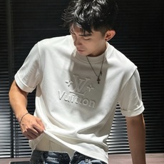 Giv*chy/纪*希2026秋冬新款男女同款👫短袖打底衫,主创时尚注入了全新时尚能量。通过探索各种题材和性感魅力,极具 Giv*chy/纪*希2026秋冬新款男女同款👫短袖打底衫,主创时尚注入了全新时尚能量。通过探索各种题材和性感魅力,极具