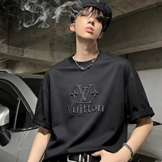 Giv*chy/纪*希2026秋冬新款男女同款👫短袖打底衫,主创时尚注入了全新时尚能量。通过探索各种题材和性感魅力,极具 Giv*chy/纪*希2026秋冬新款男女同款👫短袖打底衫,主创时尚注入了全新时尚能量。通过探索各种题材和性感魅力,极具