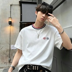 Moncler蒙口2026秋冬新款贸易订单短袖打底衫,全品相!!网红款!胸前logo图案刺绣设计!上身舒适透气,不僵硬, Moncler蒙口2026秋冬新款贸易订单短袖打底衫,全品相!!网红款!胸前logo图案刺绣设计!上身舒适透气,不僵硬,