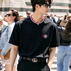 Moncler蒙口2026秋冬新款贸易订单短袖打底衫,全品相!!网红款!胸前logo图案刺绣设计!上身舒适透气,不僵硬, Moncler蒙口2026秋冬新款贸易订单短袖打底衫,全品相!!网红款!胸前logo图案刺绣设计!上身舒适透气,不僵硬,