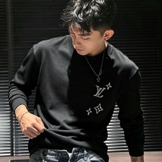 LouisVuitt*路易*登 2026秋冬新款男士长袖打底衫,非常时髦胸前logo刺绣修饰!区别于以往的不同,宣示品牌 LouisVuitt*路易*登 2026秋冬新款男士长袖打底衫,非常时髦胸前logo刺绣修饰!区别于以往的不同,宣示品牌
