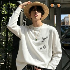 LouisVuitt*路易*登 2026秋冬新款男士长袖打底衫,非常时髦胸前logo刺绣修饰!区别于以往的不同,宣示品牌 LouisVuitt*路易*登 2026秋冬新款男士长袖打底衫,非常时髦胸前logo刺绣修饰!区别于以往的不同,宣示品牌