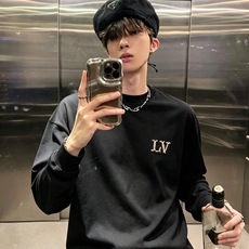 LouisVuitt*路易*登 2026秋冬新款男士长袖打底衫,非常时髦胸前logo刺绣修饰!区别于以往的不同,宣示品牌 LouisVuitt*路易*登 2026秋冬新款男士长袖打底衫,非常时髦胸前logo刺绣修饰!区别于以往的不同,宣示品牌