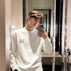 LouisVuitt*路易*登 2026秋冬新款男士长袖打底衫,非常时髦胸前logo刺绣修饰!区别于以往的不同,宣示品牌 LouisVuitt*路易*登 2026秋冬新款男士长袖打底衫,非常时髦胸前logo刺绣修饰!区别于以往的不同,宣示品牌
