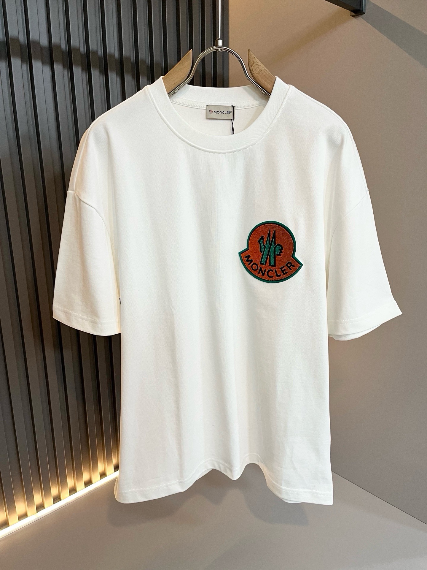 Moncler蒙家 2026春夏最新男女同款👫贸易订单短袖T恤，全品相！！网红款！采用logo图案植绒设计！上身舒适透气
