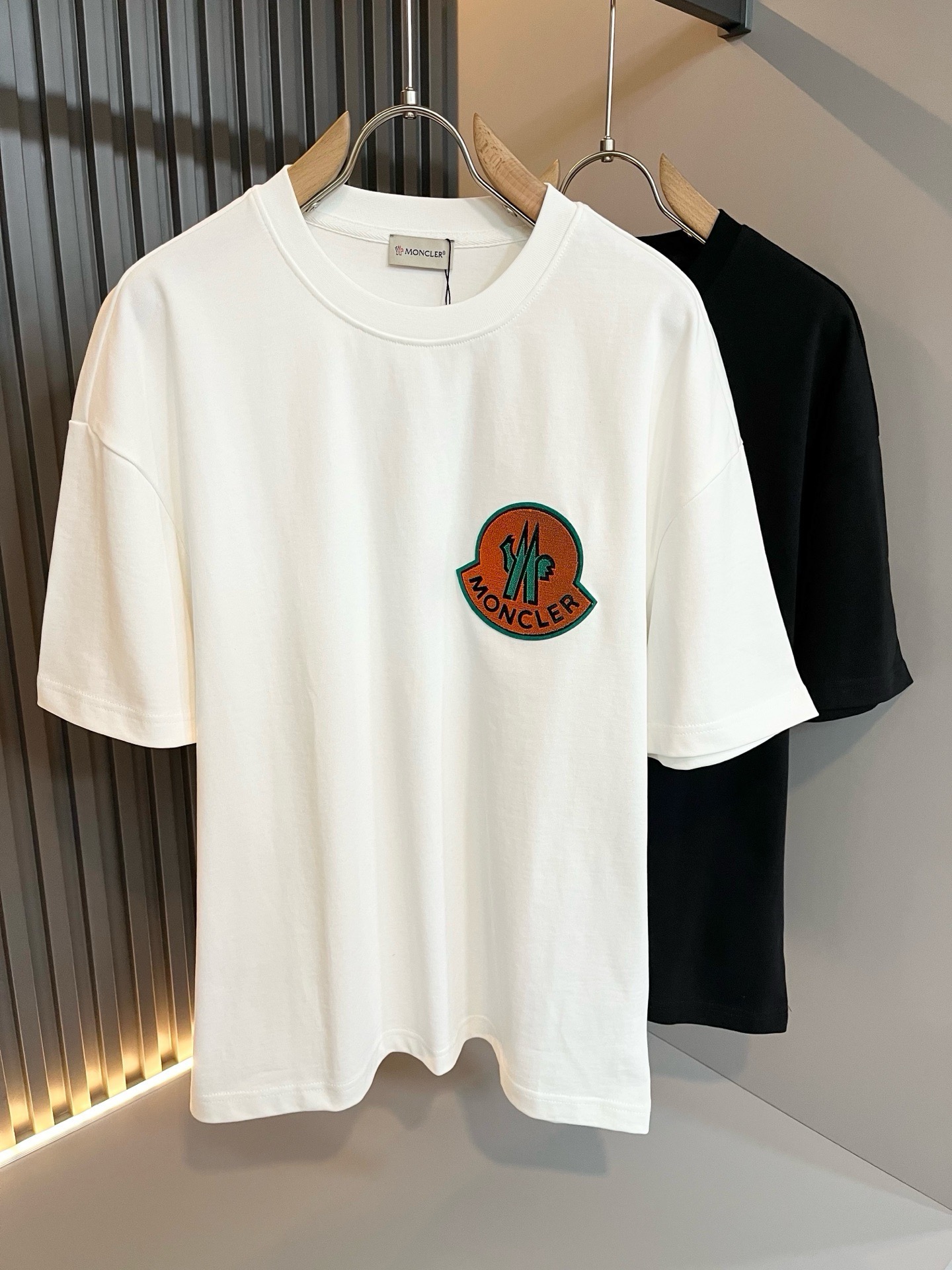 Moncler蒙家 2026春夏最新男女同款👫贸易订单短袖T恤，全品相！！网红款！采用logo图案植绒设计！上身舒适透气