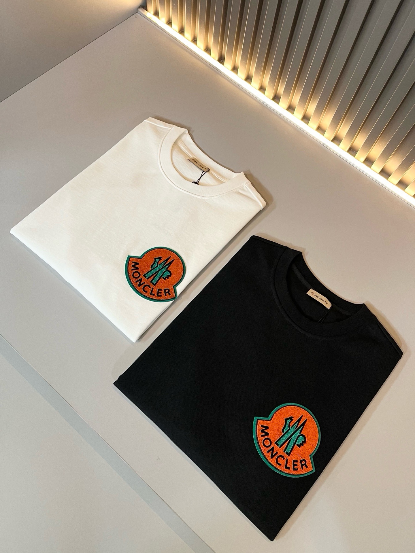 Moncler蒙家 2026春夏最新男女同款👫贸易订单短袖T恤，全品相！！网红款！采用logo图案植绒设计！上身舒适透气