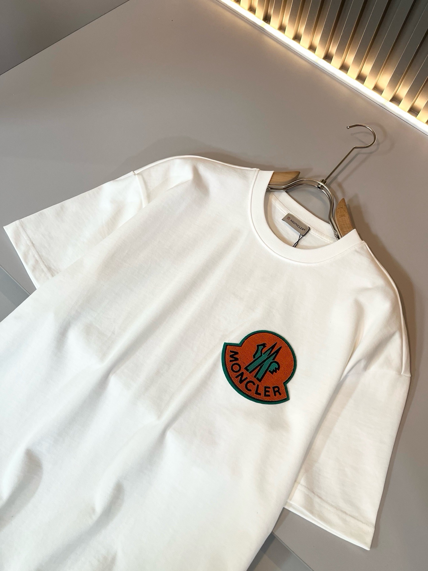 Moncler蒙家 2026春夏最新男女同款👫贸易订单短袖T恤，全品相！！网红款！采用logo图案植绒设计！上身舒适透气