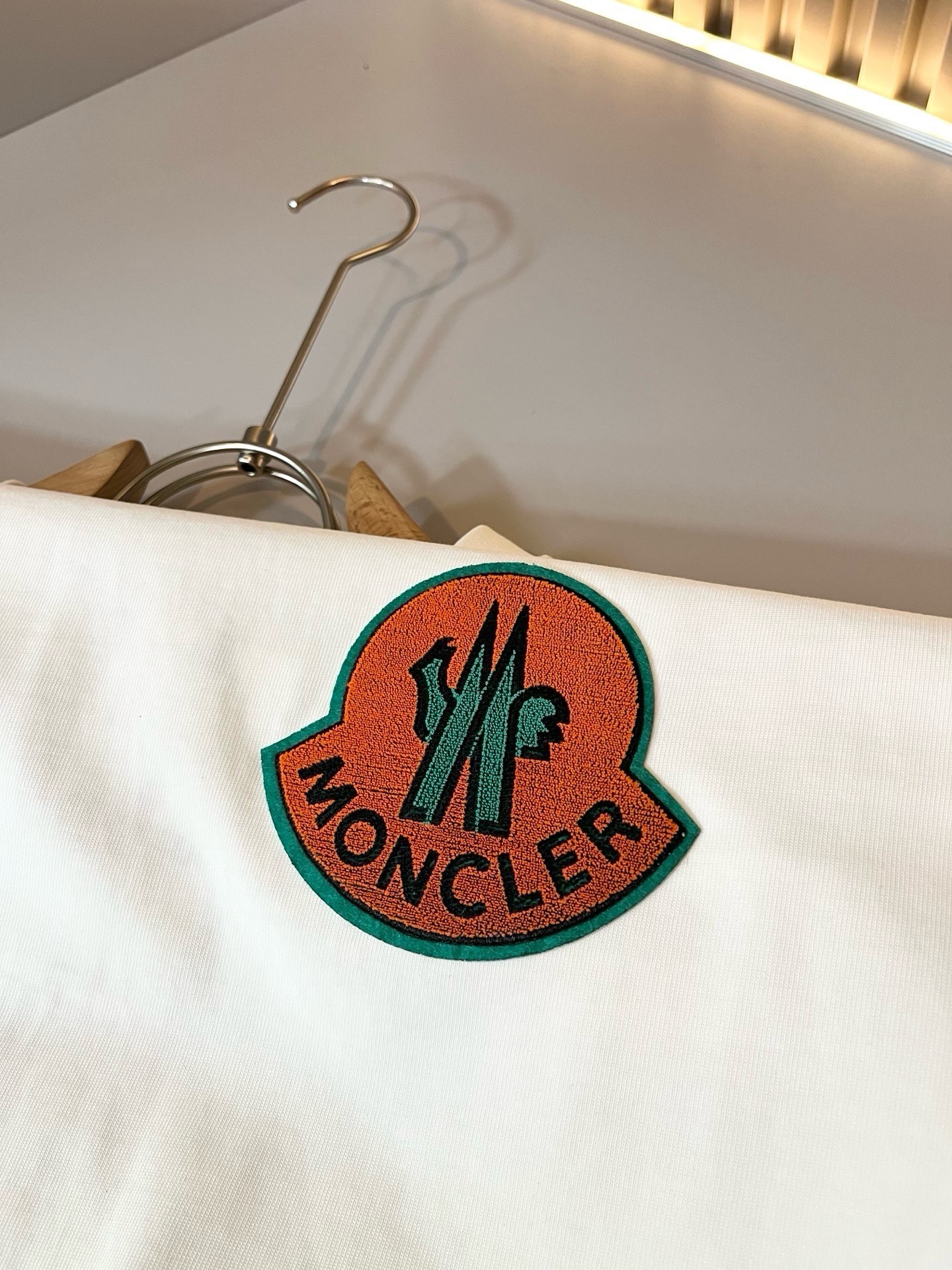 Moncler蒙家 2026春夏最新男女同款👫贸易订单短袖T恤，全品相！！网红款！采用logo图案植绒设计！上身舒适透气