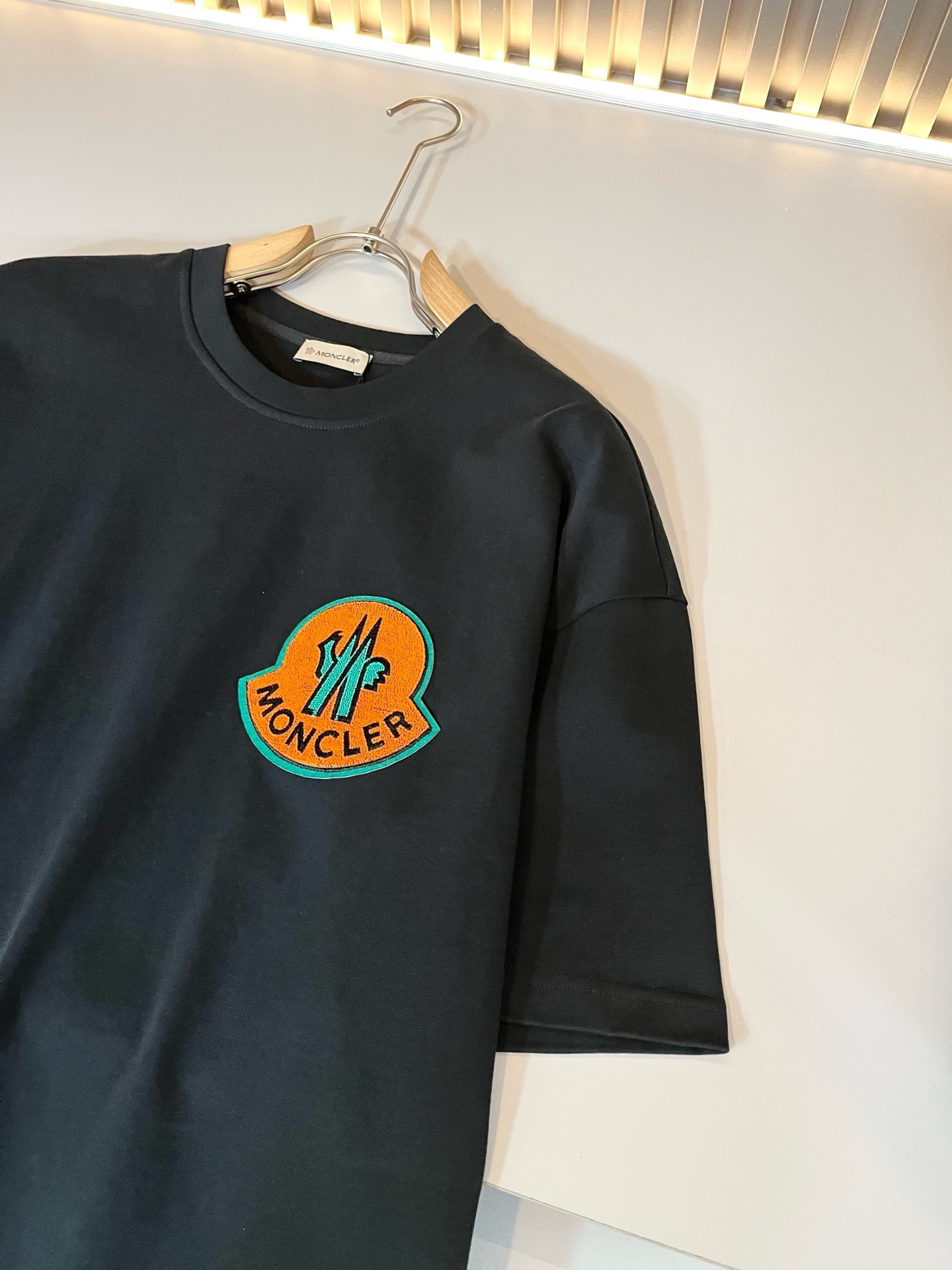 Moncler蒙家 2026春夏最新男女同款👫贸易订单短袖T恤，全品相！！网红款！采用logo图案植绒设计！上身舒适透气