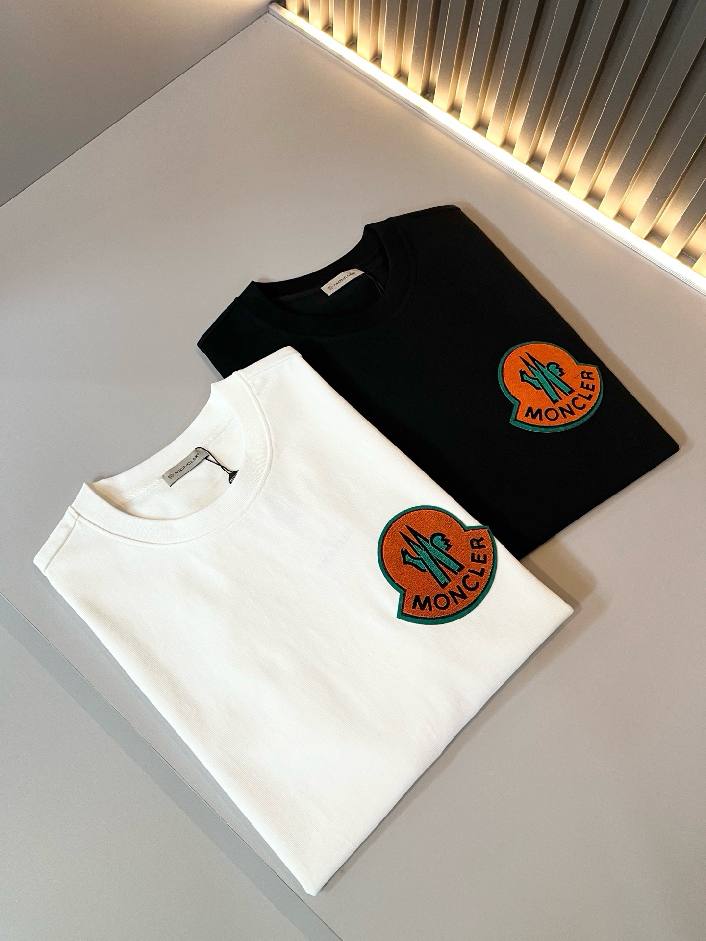 Moncler蒙家 2026春夏最新男女同款👫贸易订单短袖T恤，全品相！！网红款！采用logo图案植绒设计！上身舒适透气