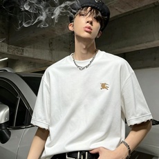 Bur*erry 巴*莉 2026秋冬新款男女同款短袖打底,品牌最新设计元素!既不单调也不复杂,恰到好处的展现品味!客供 Bur*erry 巴*莉 2026秋冬新款男女同款短袖打底,品牌最新设计元素!既不单调也不复杂,恰到好处的展现品味!客供