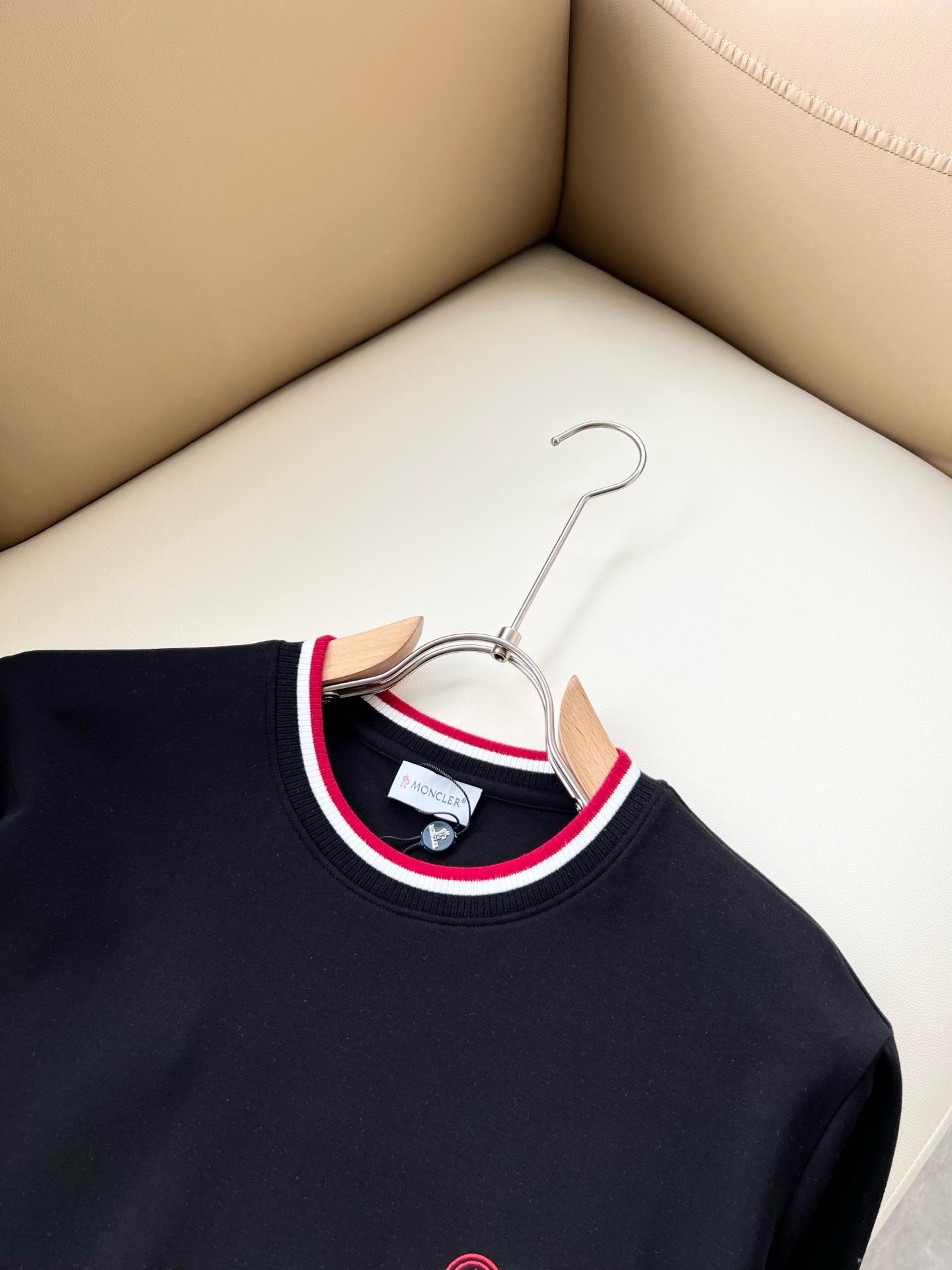 Moncler蒙口2026秋冬新款贸易订单短袖打底衫，全品相！！网红款！胸前logo图案刺绣设计！上身舒适透气，不僵硬，
