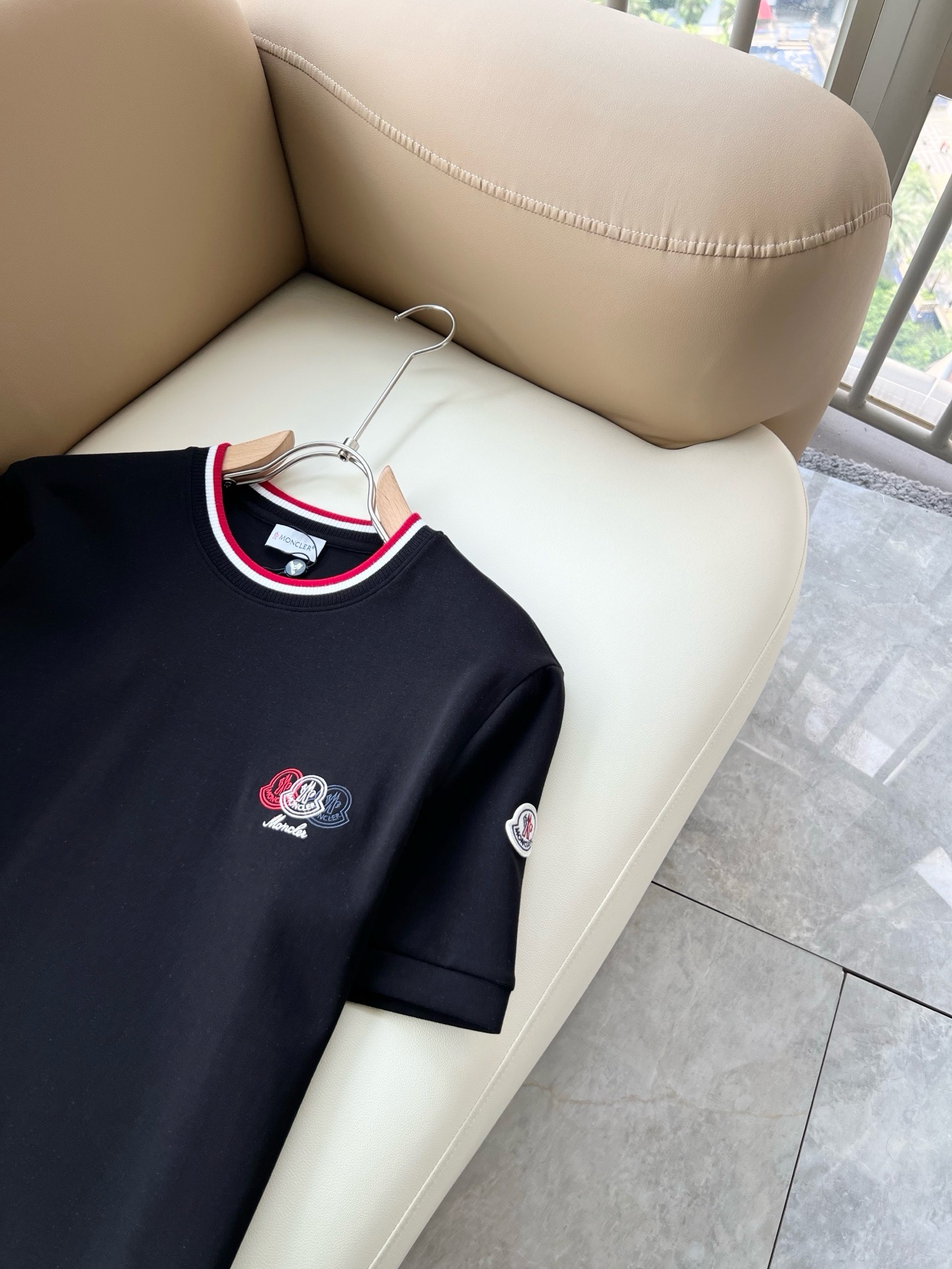 Moncler蒙口2026秋冬新款贸易订单短袖打底衫，全品相！！网红款！胸前logo图案刺绣设计！上身舒适透气，不僵硬，