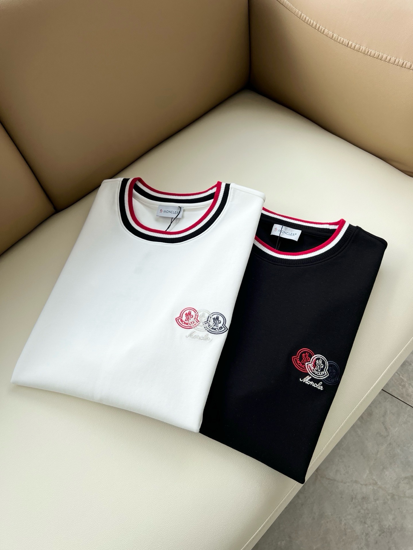 Moncler蒙口2026秋冬新款贸易订单短袖打底衫，全品相！！网红款！胸前logo图案刺绣设计！上身舒适透气，不僵硬，