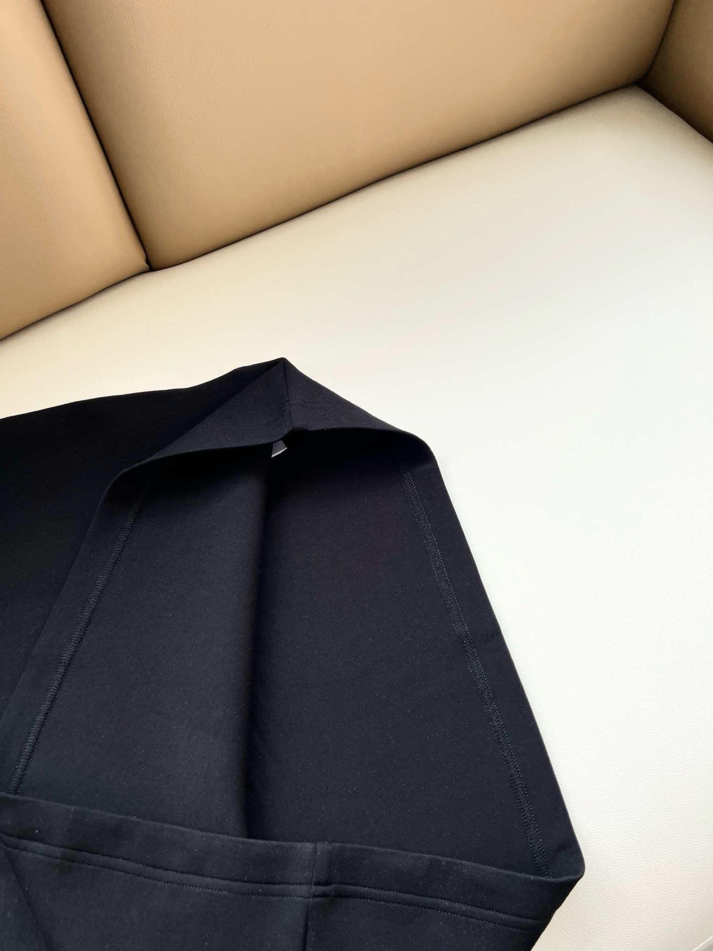 Moncler蒙口2026秋冬新款贸易订单短袖打底衫，全品相！！网红款！胸前logo图案刺绣设计！上身舒适透气，不僵硬，