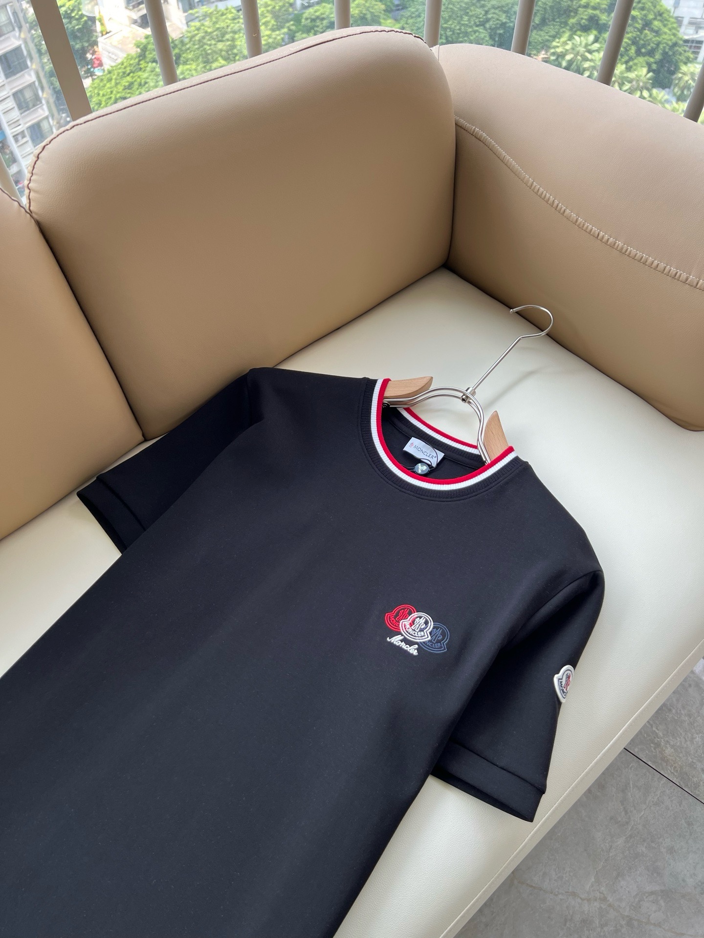 Moncler蒙口2026秋冬新款贸易订单短袖打底衫，全品相！！网红款！胸前logo图案刺绣设计！上身舒适透气，不僵硬，