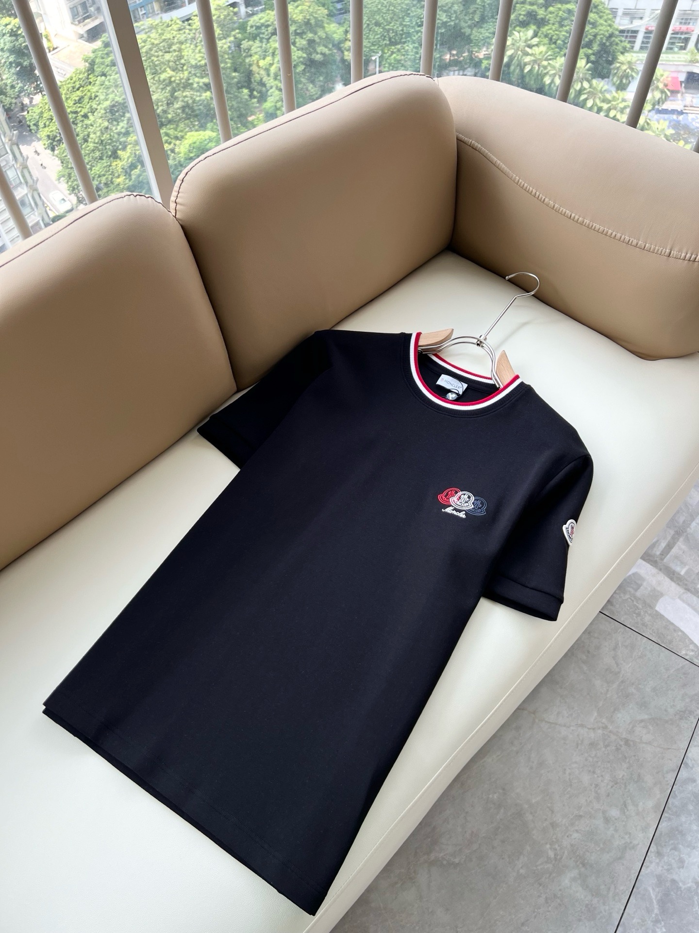 Moncler蒙口2026秋冬新款贸易订单短袖打底衫，全品相！！网红款！胸前logo图案刺绣设计！上身舒适透气，不僵硬，