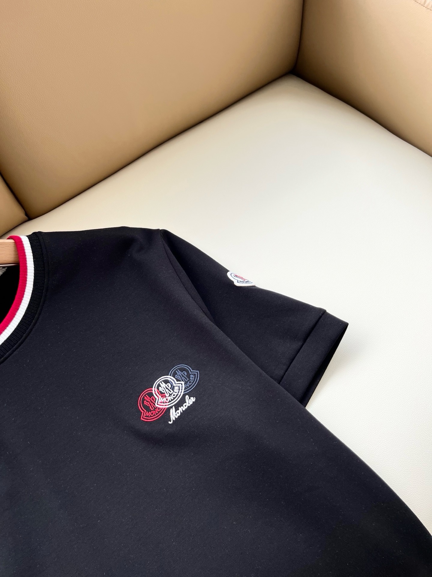 Moncler蒙口2026秋冬新款贸易订单短袖打底衫，全品相！！网红款！胸前logo图案刺绣设计！上身舒适透气，不僵硬，