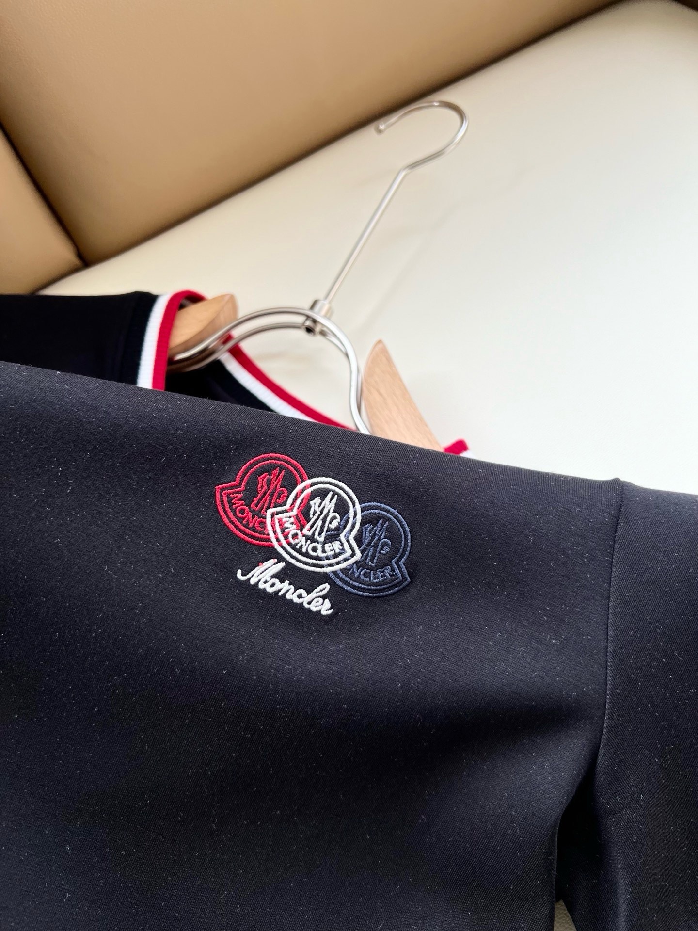 Moncler蒙口2026秋冬新款贸易订单短袖打底衫，全品相！！网红款！胸前logo图案刺绣设计！上身舒适透气，不僵硬，