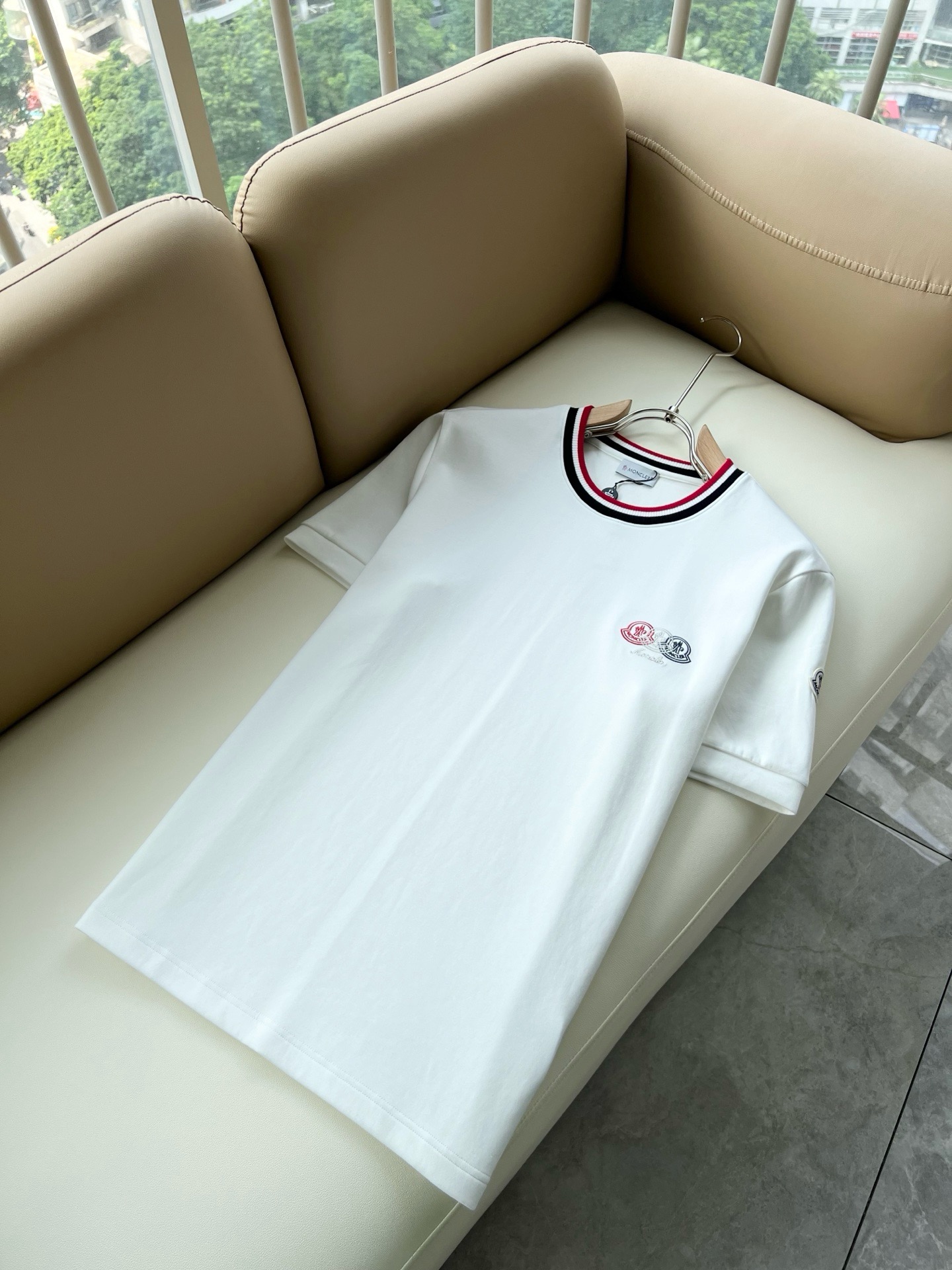 Moncler蒙口2026秋冬新款贸易订单短袖打底衫，全品相！！网红款！胸前logo图案刺绣设计！上身舒适透气，不僵硬，