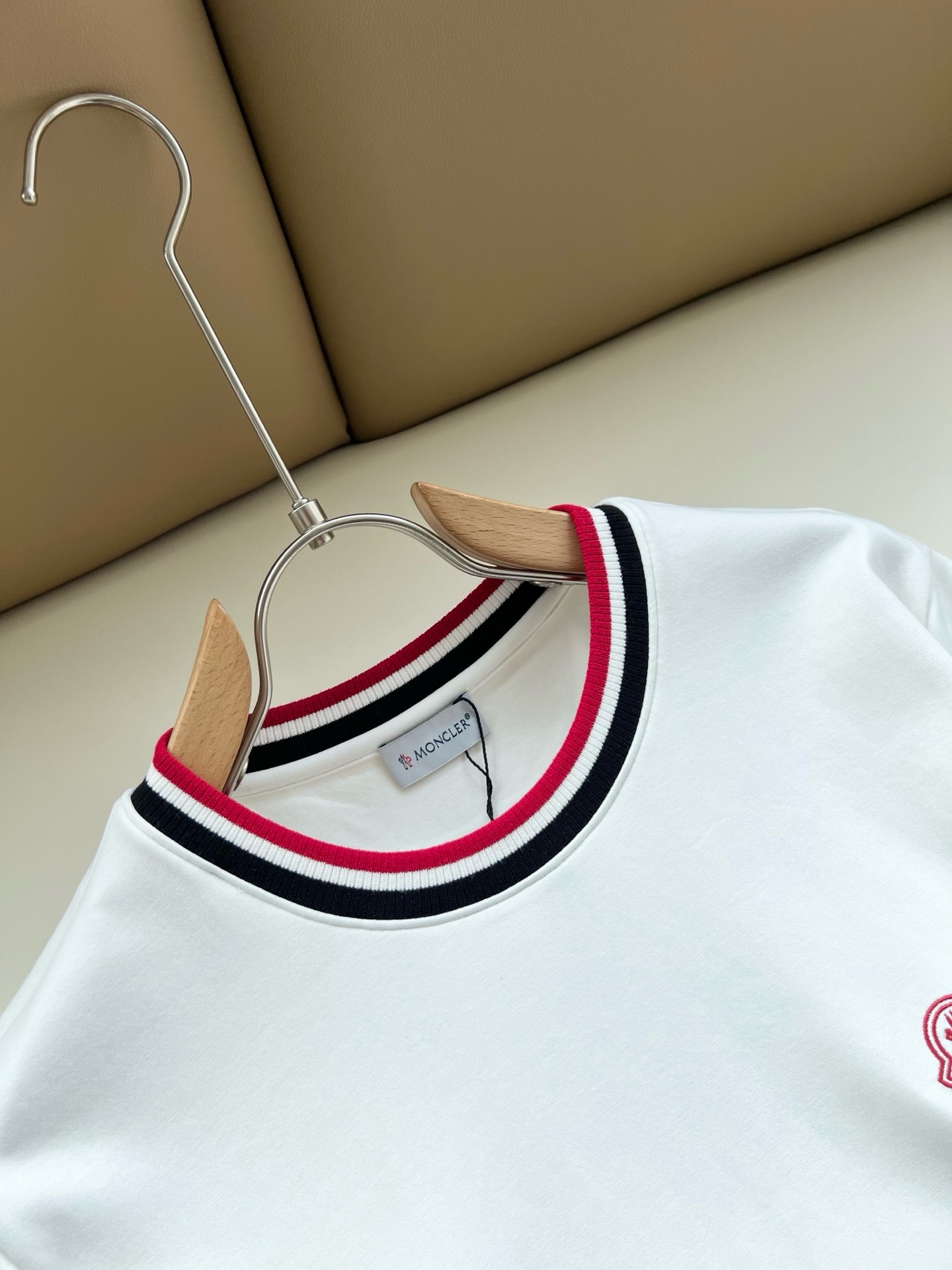 Moncler蒙口2026秋冬新款贸易订单短袖打底衫，全品相！！网红款！胸前logo图案刺绣设计！上身舒适透气，不僵硬，