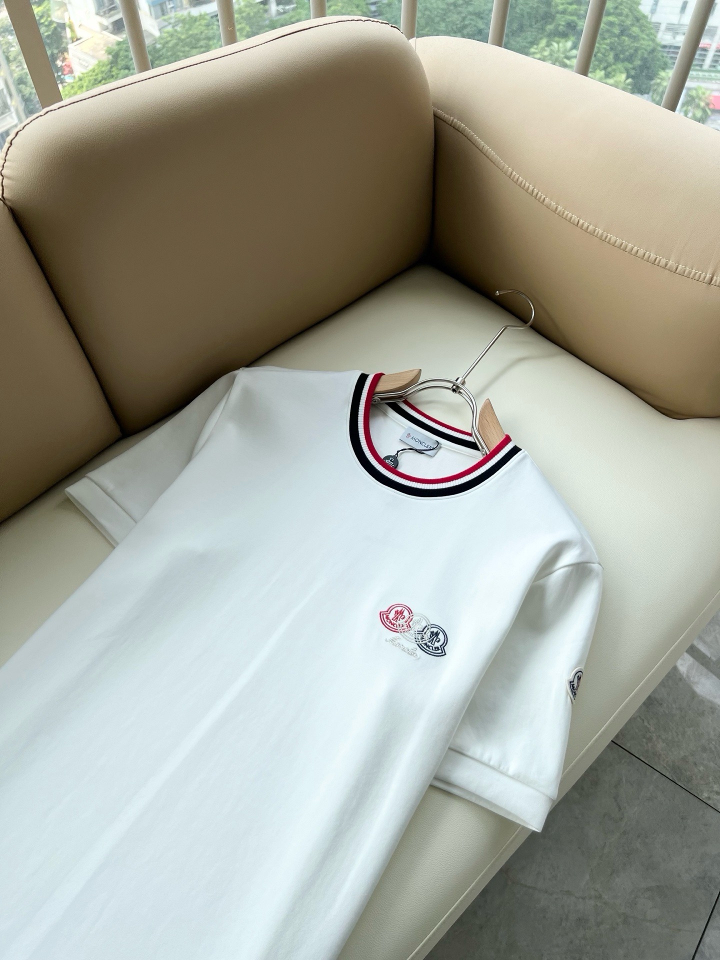 Moncler蒙口2026秋冬新款贸易订单短袖打底衫，全品相！！网红款！胸前logo图案刺绣设计！上身舒适透气，不僵硬，