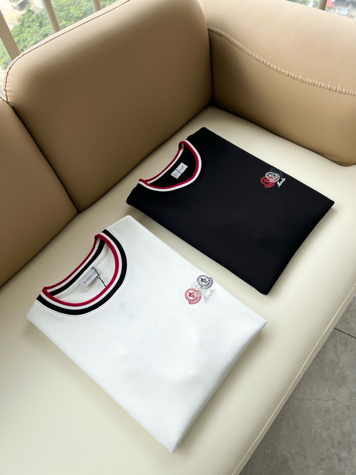Moncler蒙口2026秋冬新款贸易订单短袖打底衫，全品相！！网红款！胸前logo图案刺绣设计！上身舒适透气，不僵硬，