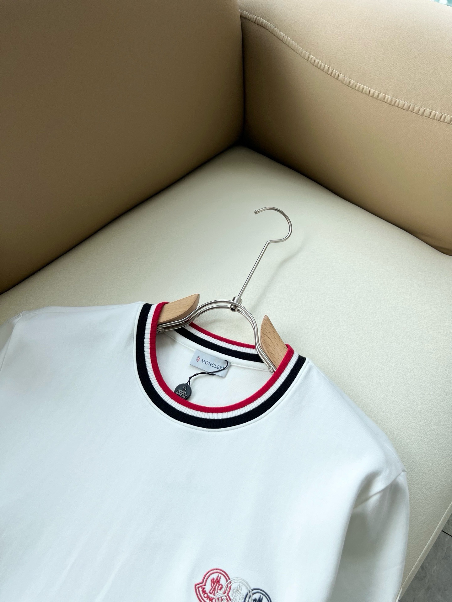 Moncler蒙口2026秋冬新款贸易订单短袖打底衫，全品相！！网红款！胸前logo图案刺绣设计！上身舒适透气，不僵硬，