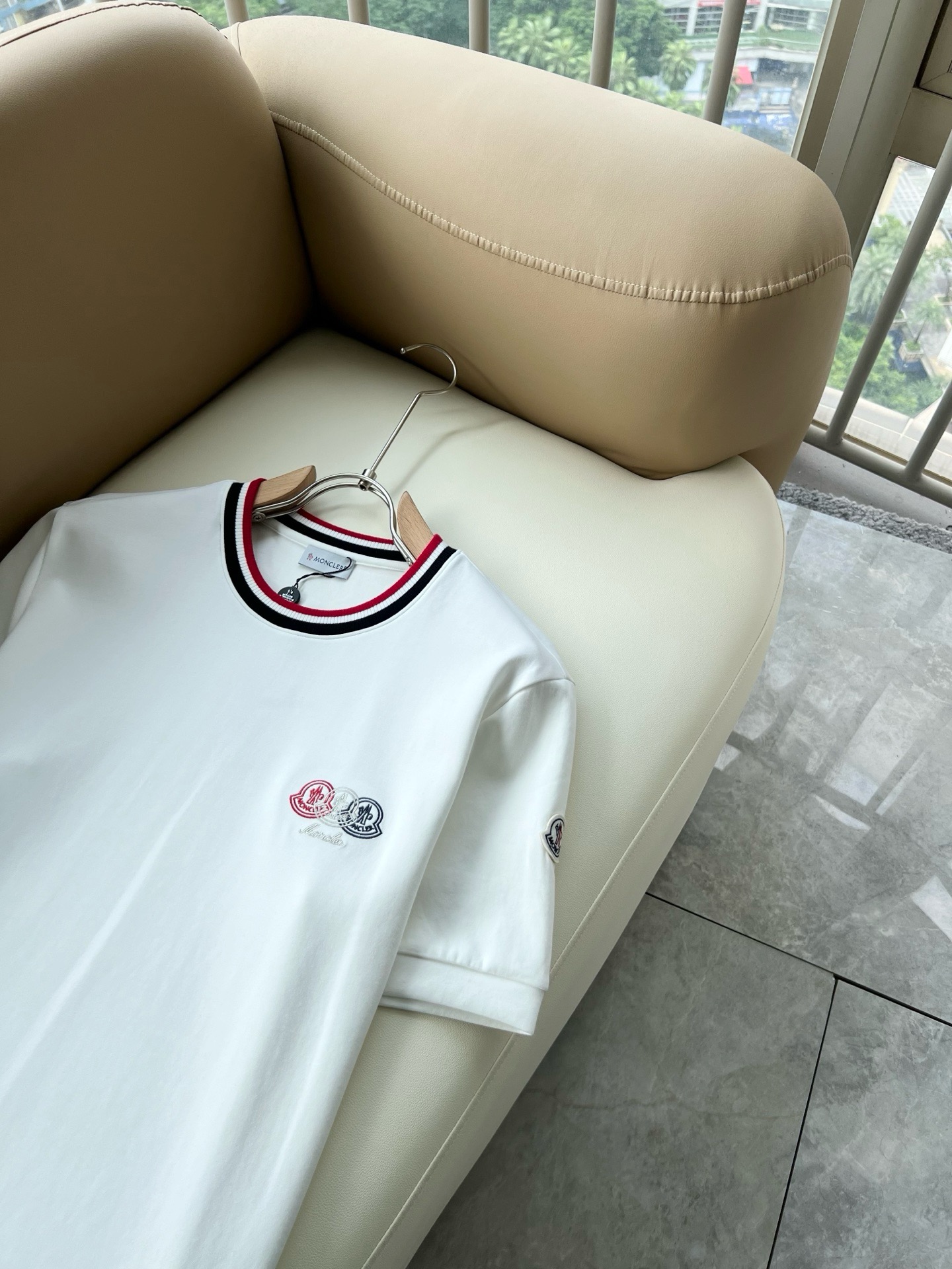 Moncler蒙口2026秋冬新款贸易订单短袖打底衫，全品相！！网红款！胸前logo图案刺绣设计！上身舒适透气，不僵硬，