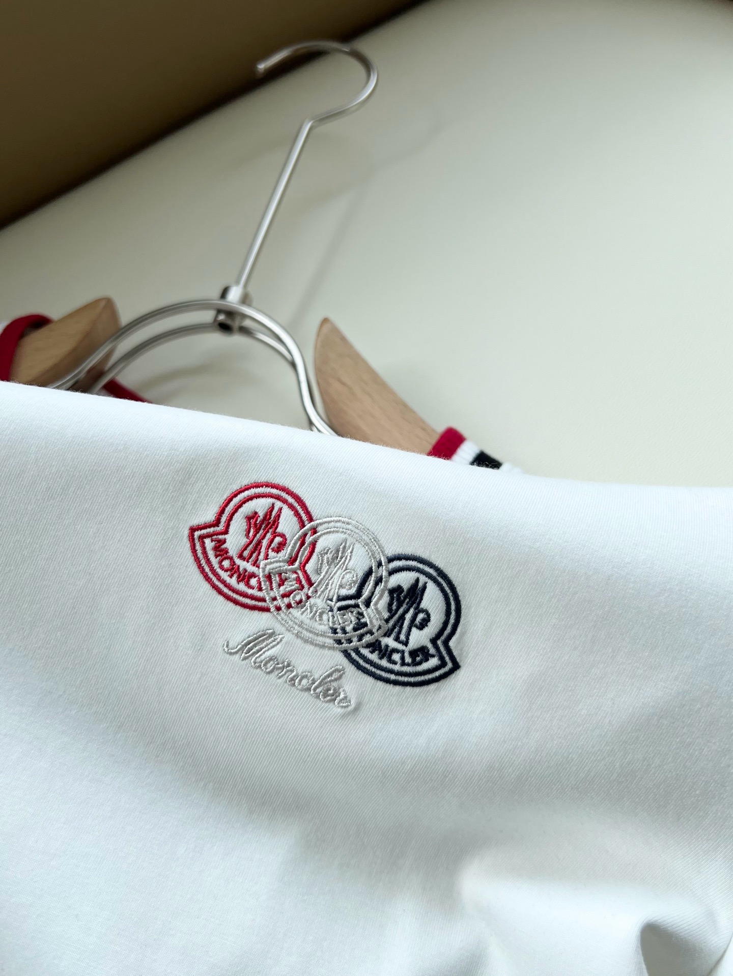 Moncler蒙口2026秋冬新款贸易订单短袖打底衫，全品相！！网红款！胸前logo图案刺绣设计！上身舒适透气，不僵硬，