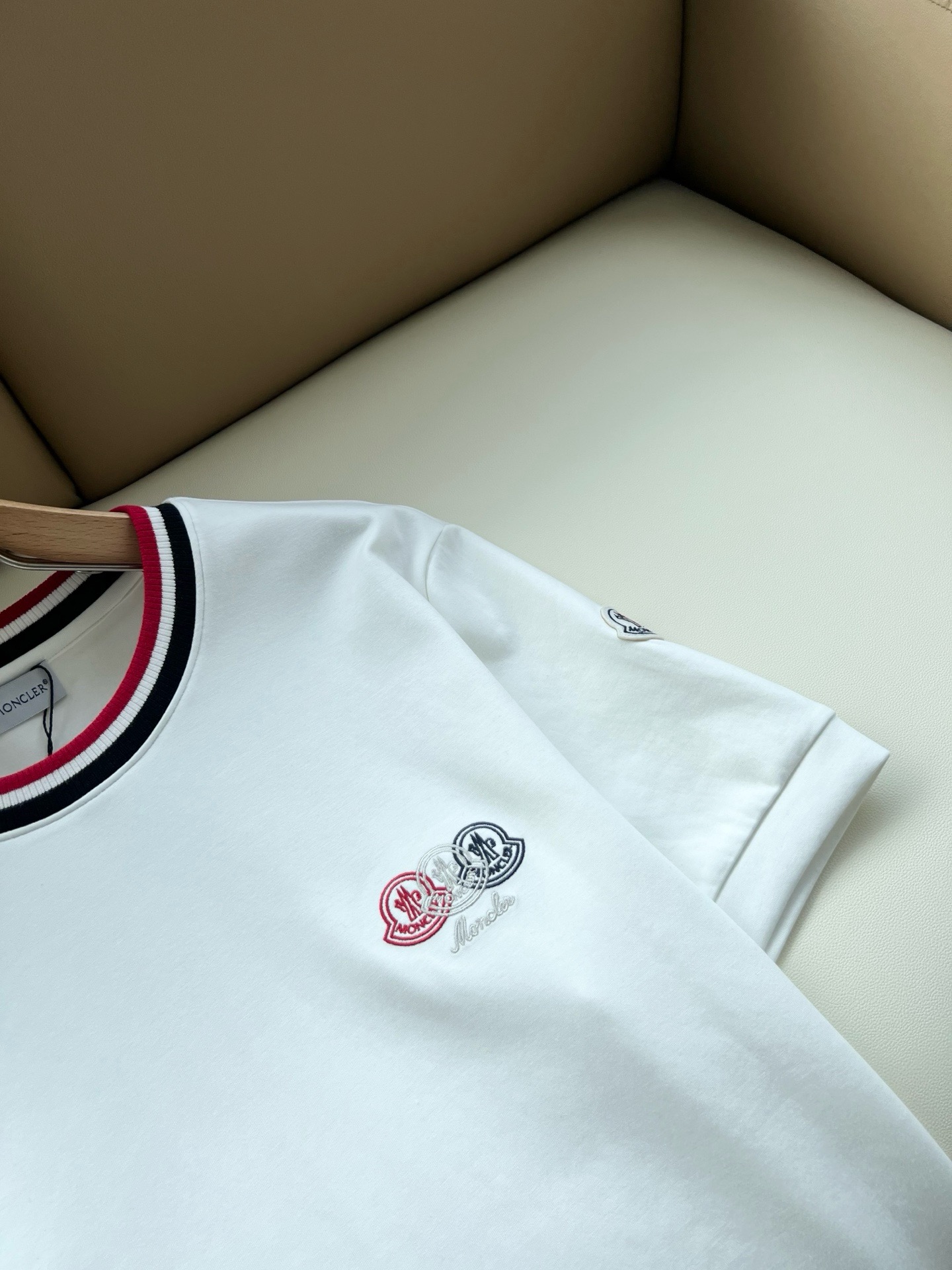 Moncler蒙口2026秋冬新款贸易订单短袖打底衫，全品相！！网红款！胸前logo图案刺绣设计！上身舒适透气，不僵硬，