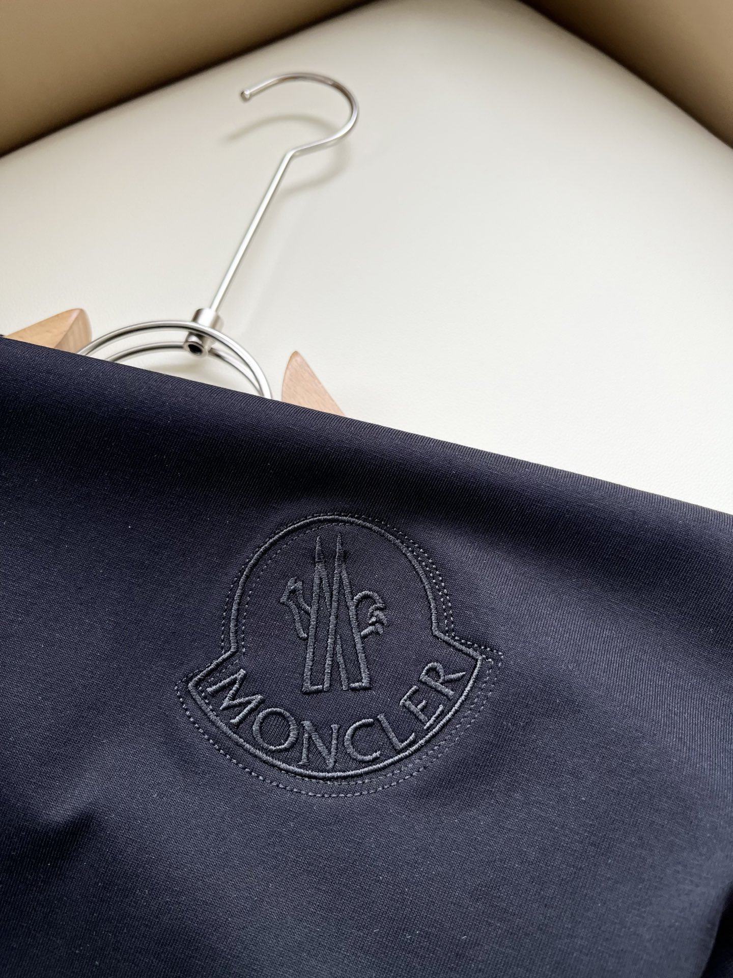 Moncler蒙口2026春夏新款贸易订单短袖T恤，全品相！！网红款！胸前logo图案刺绣设计！上身舒适透气，不僵硬，整