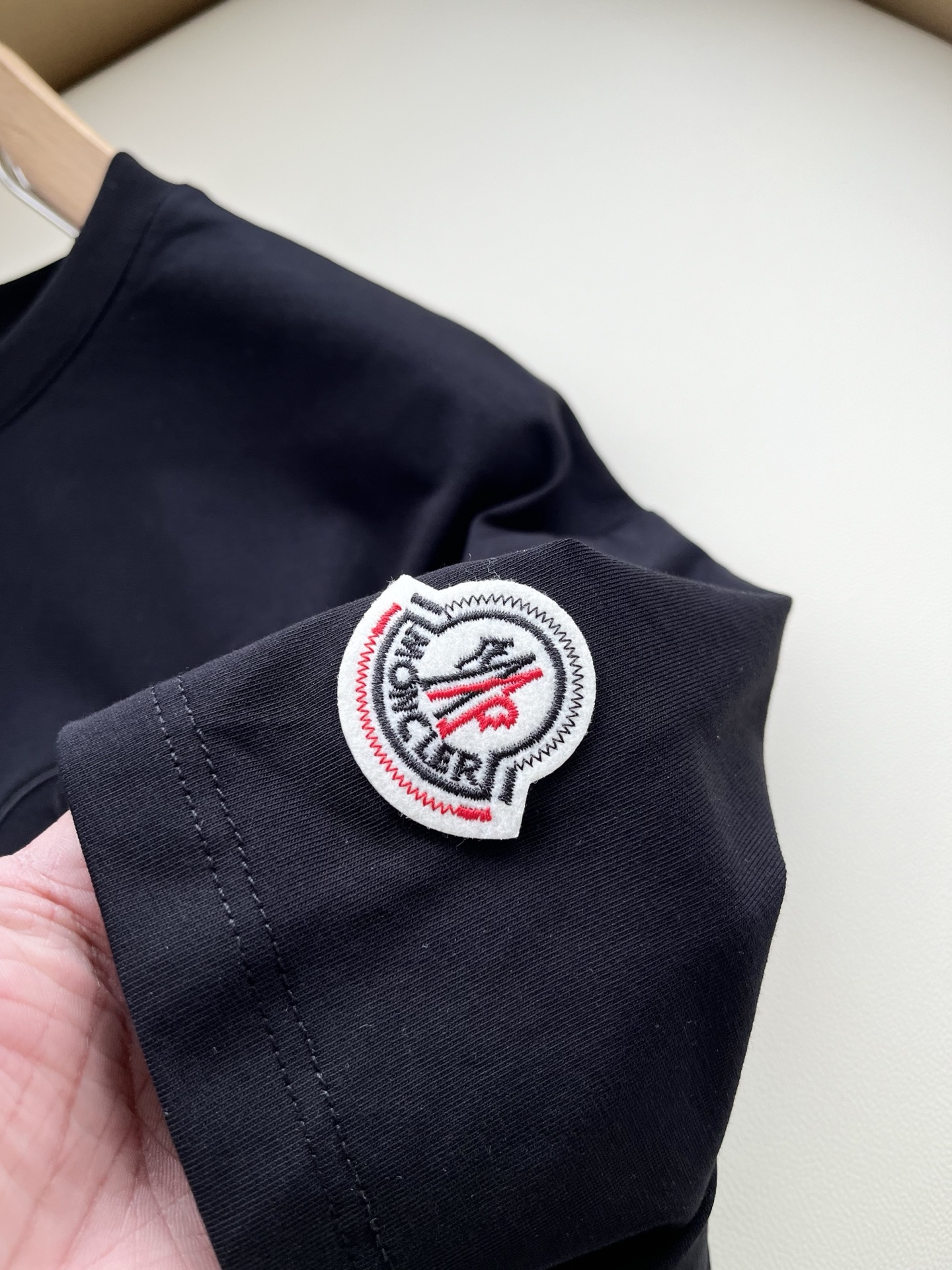 Moncler蒙口2026春夏新款贸易订单短袖T恤，全品相！！网红款！胸前logo图案刺绣设计！上身舒适透气，不僵硬，整