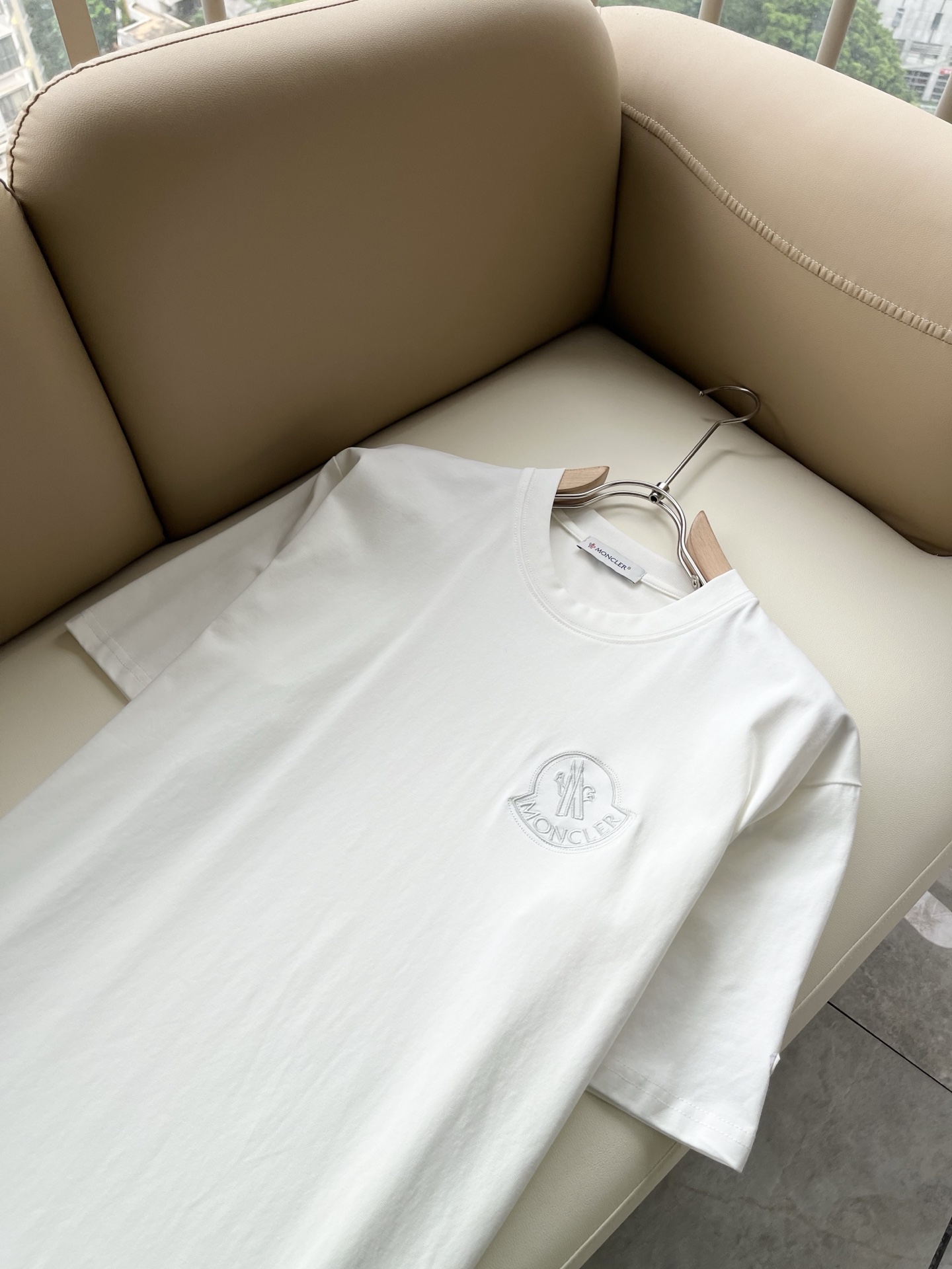 Moncler蒙口2026春夏新款贸易订单短袖T恤，全品相！！网红款！胸前logo图案刺绣设计！上身舒适透气，不僵硬，整