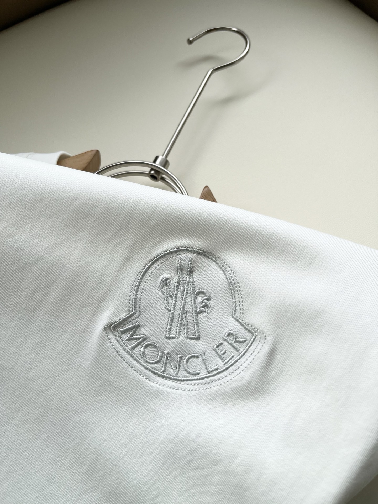 Moncler蒙口2026春夏新款贸易订单短袖T恤，全品相！！网红款！胸前logo图案刺绣设计！上身舒适透气，不僵硬，整