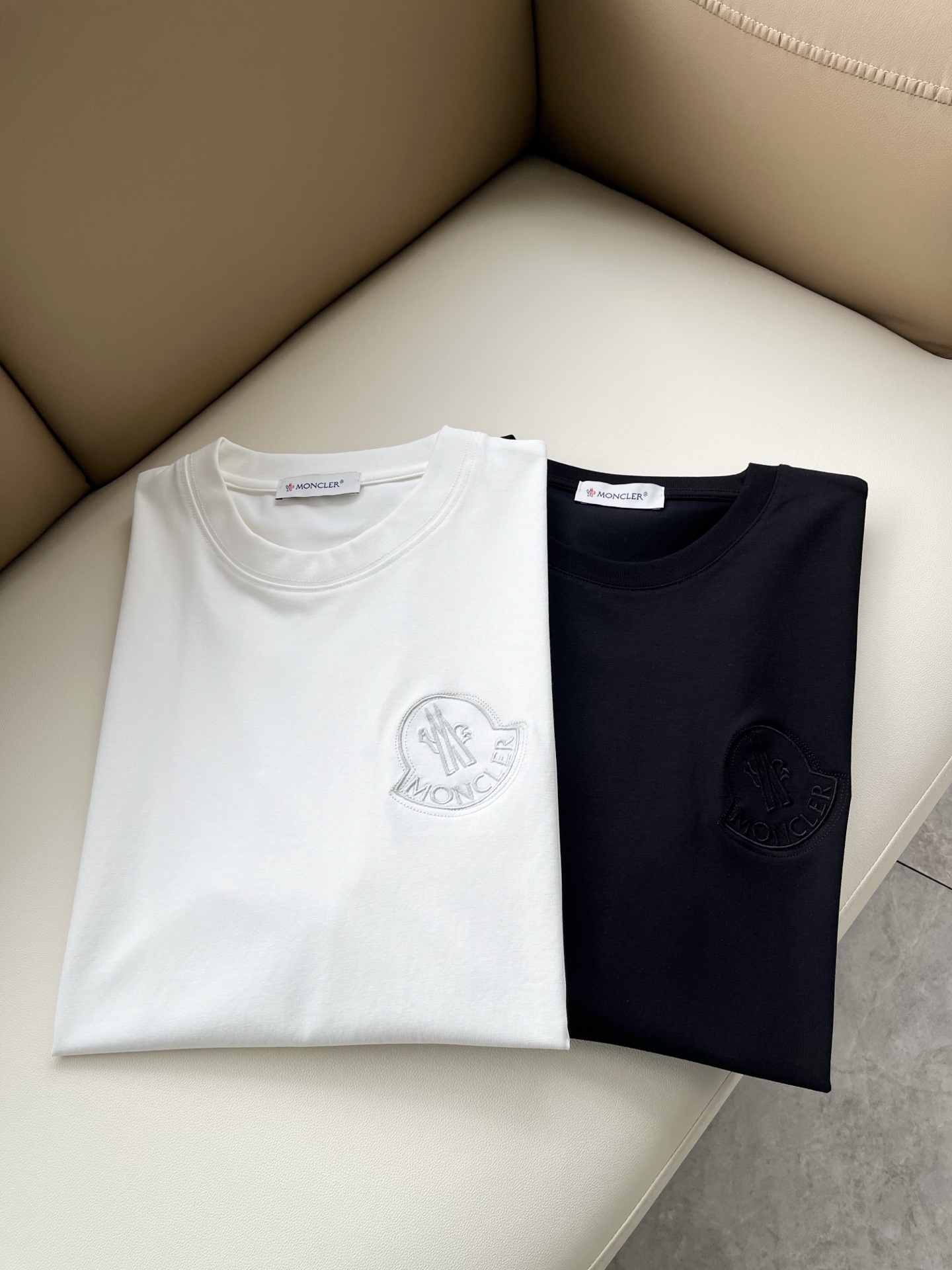 Moncler蒙口2026春夏新款贸易订单短袖T恤，全品相！！网红款！胸前logo图案刺绣设计！上身舒适透气，不僵硬，整