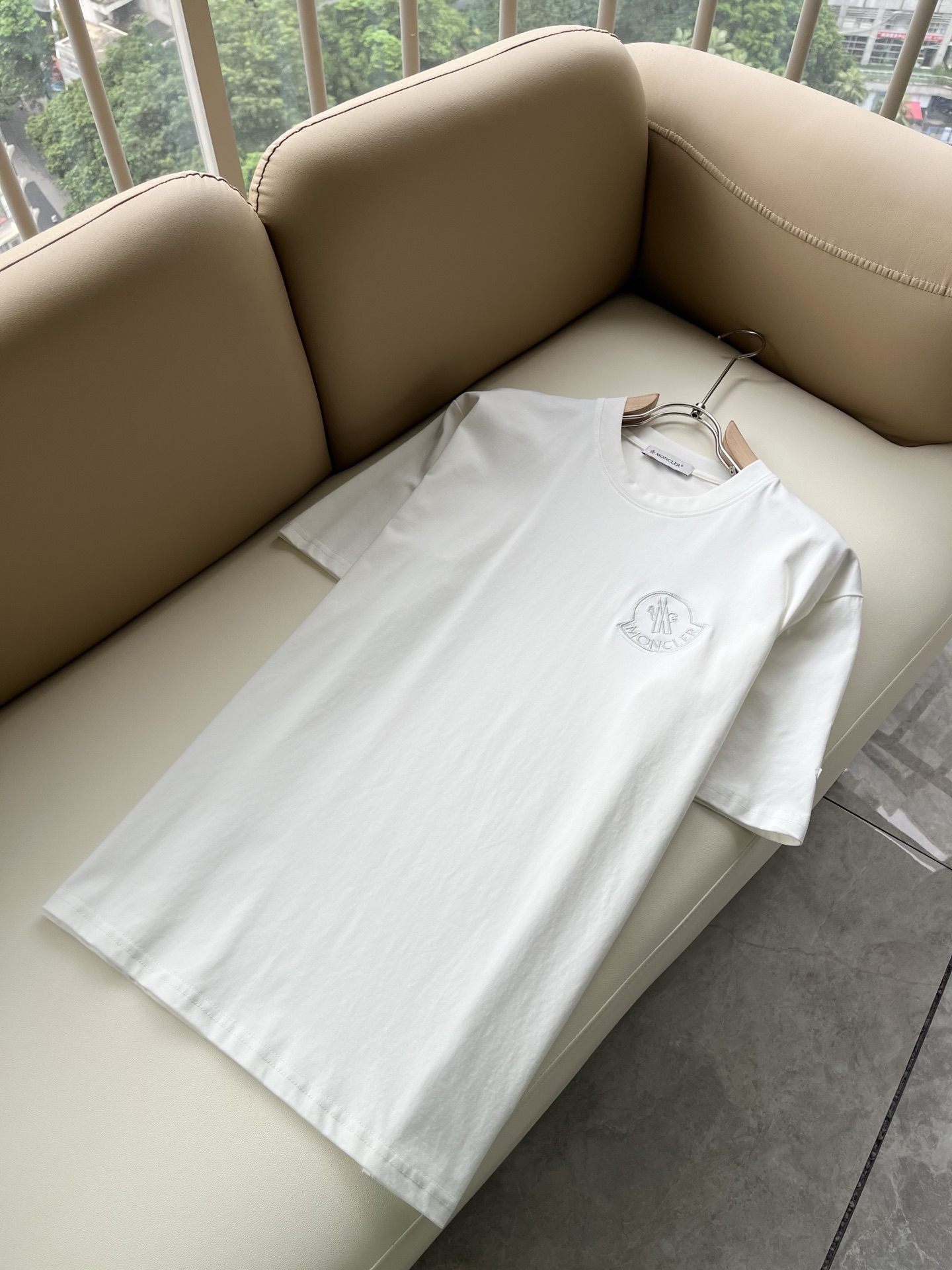 Moncler蒙口2026春夏新款贸易订单短袖T恤，全品相！！网红款！胸前logo图案刺绣设计！上身舒适透气，不僵硬，整