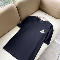 LouisVuitt*路易*登 2026春夏全新系列单品上线,非常时髦前卫的一款男女同款短袖T恤,标识logo图案刺绣修 LouisVuitt*路易*登 2026春夏全新系列单品上线,非常时髦前卫的一款男女同款短袖T恤,标识logo图案刺绣修